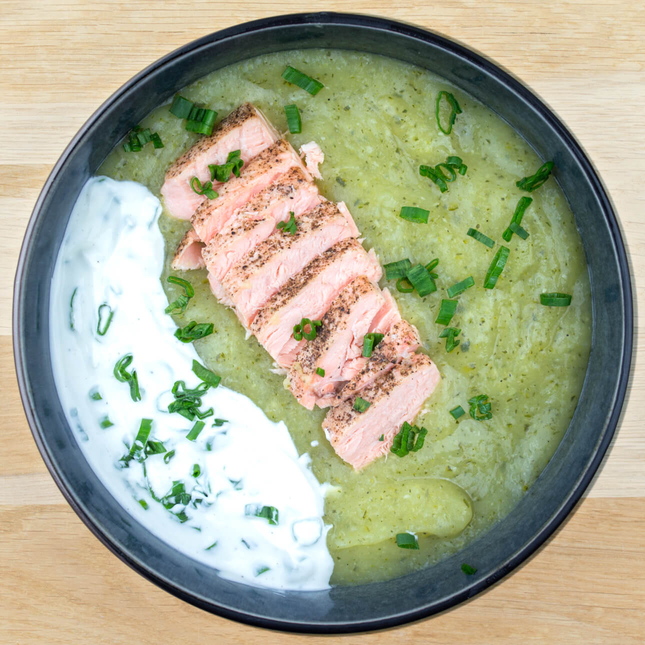 Saumon sauce aux cébettes et purée de brocolis