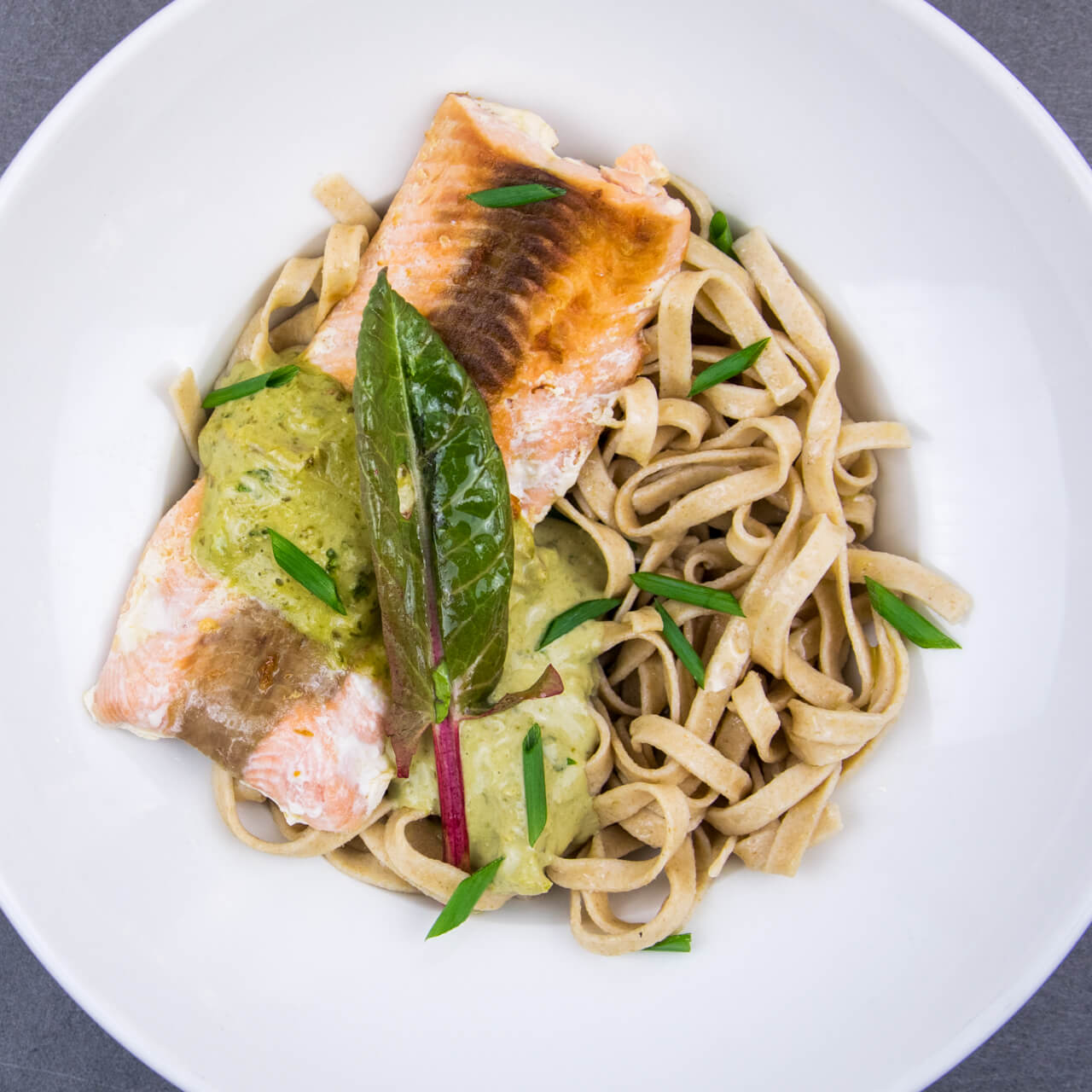 Saumon à l'oseille et linguine