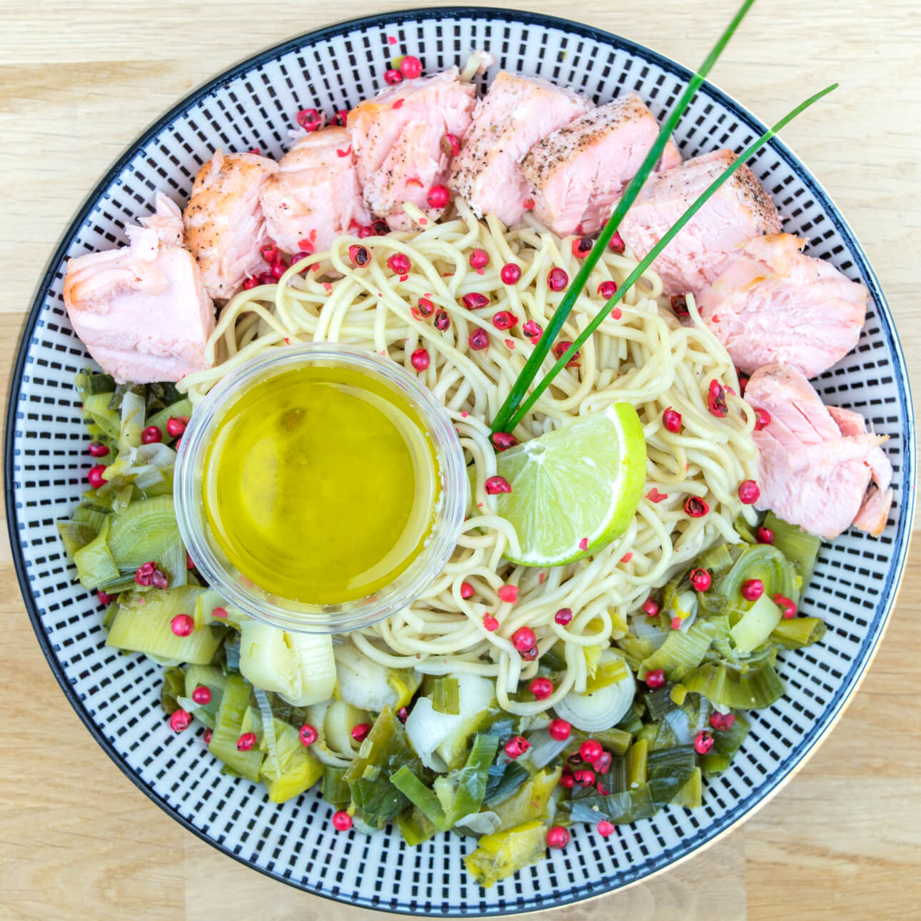 Saumon au citron vert et gingembre, nouilles aux poireaux