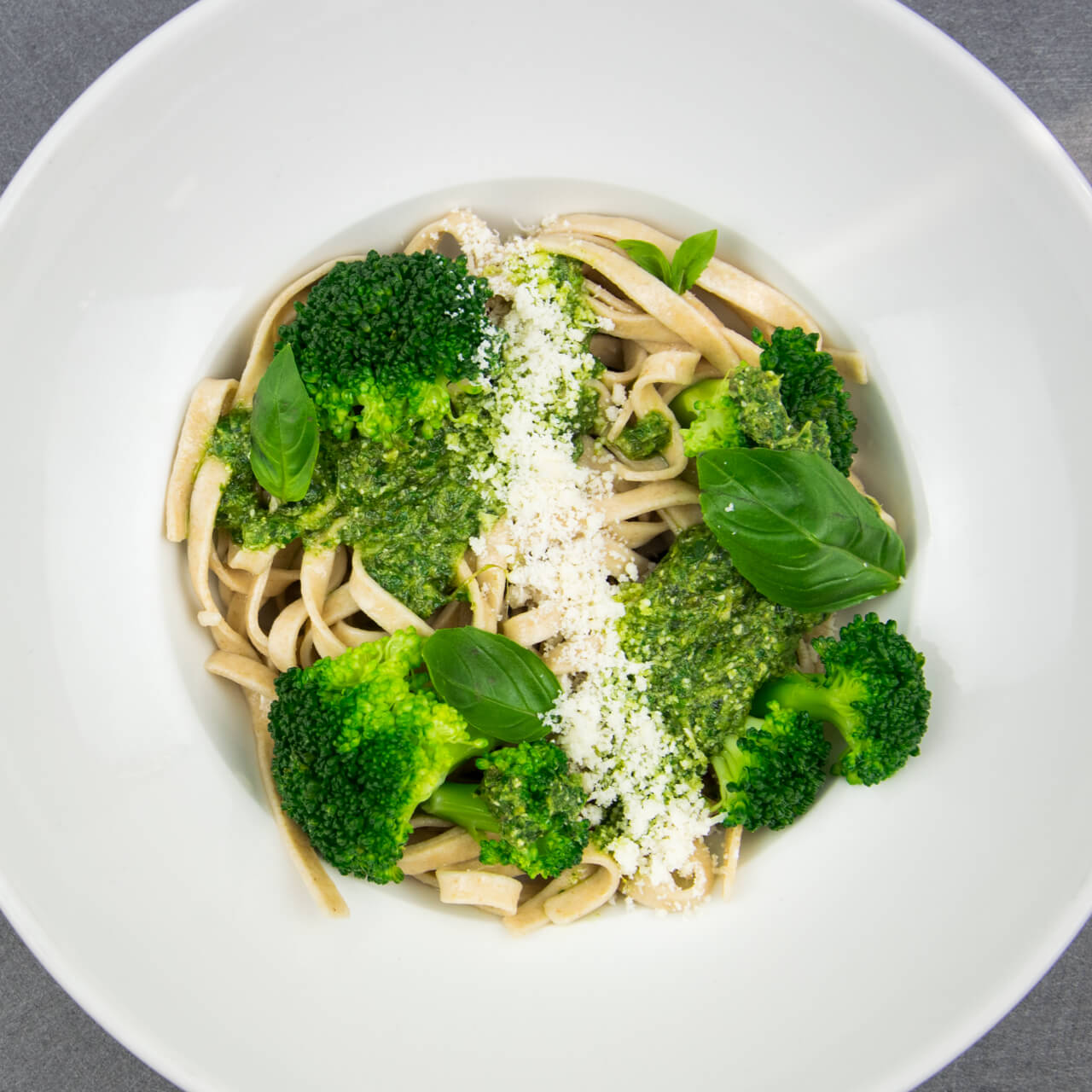 Tagliatelle bio au pesto et brocolis
