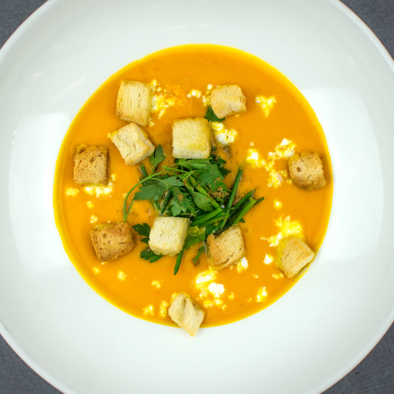Grand velouté de butternut, brousse et croûtons au herbes de Provence