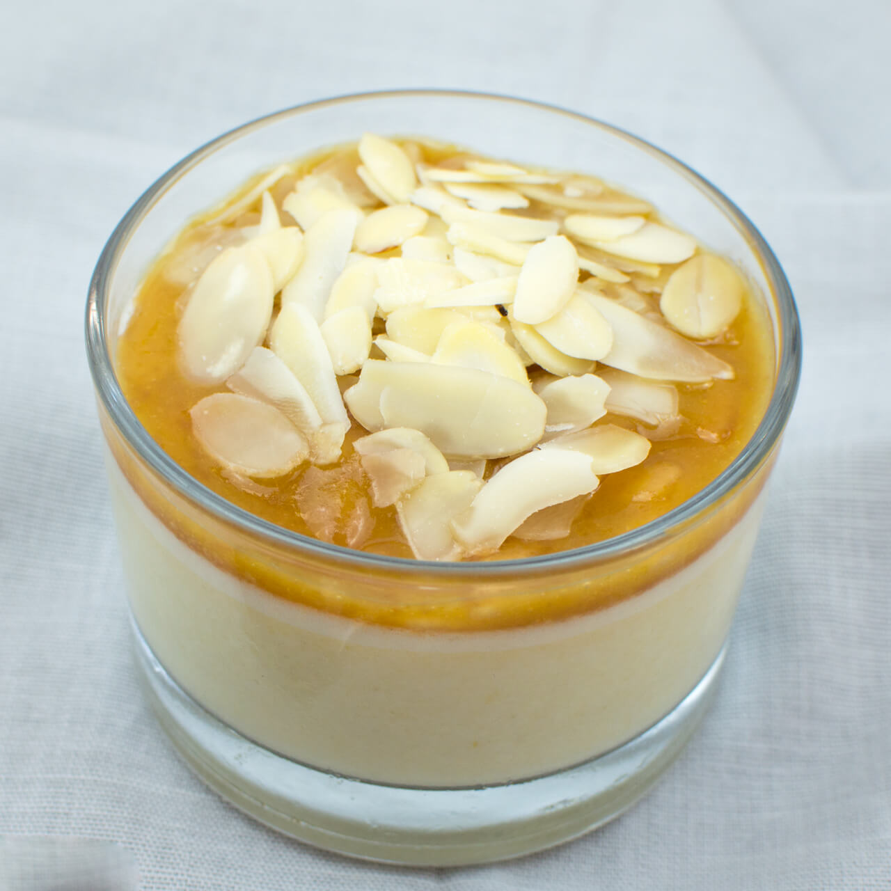 Verrine crème, amande et mirabelle