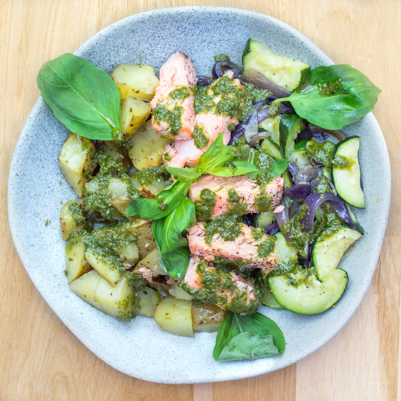 Saumon à l'origan, légumes rôtis et pesto de basilic